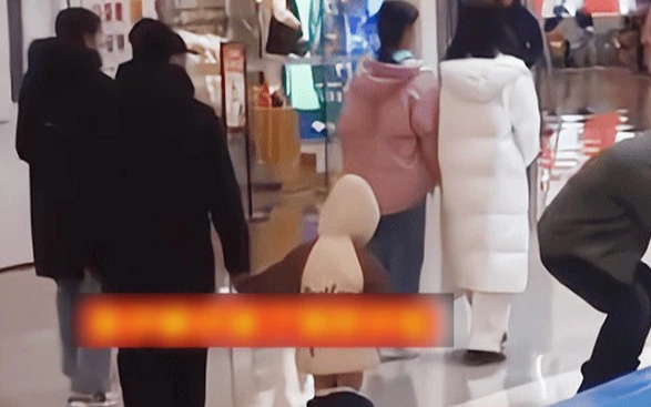 Ông nội dẫn cháu bị tụt quần đi khắp trung tâm thương mại, lý do đằng sau khiến dân tình 'thương ông 1, trách bố mẹ cháu 10'