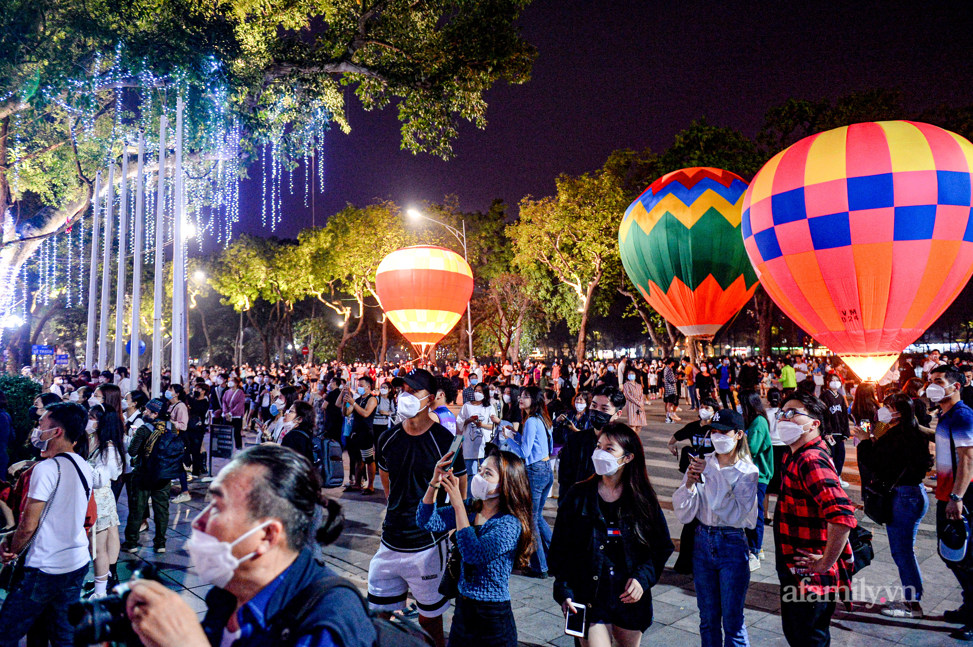 Hàng nghìn người đổ lên phố đi bộ ngày cuối tuần, nhiều người không ngờ được chiêm ngưỡng khinh khí cầu ngoài đời - Ảnh 3.