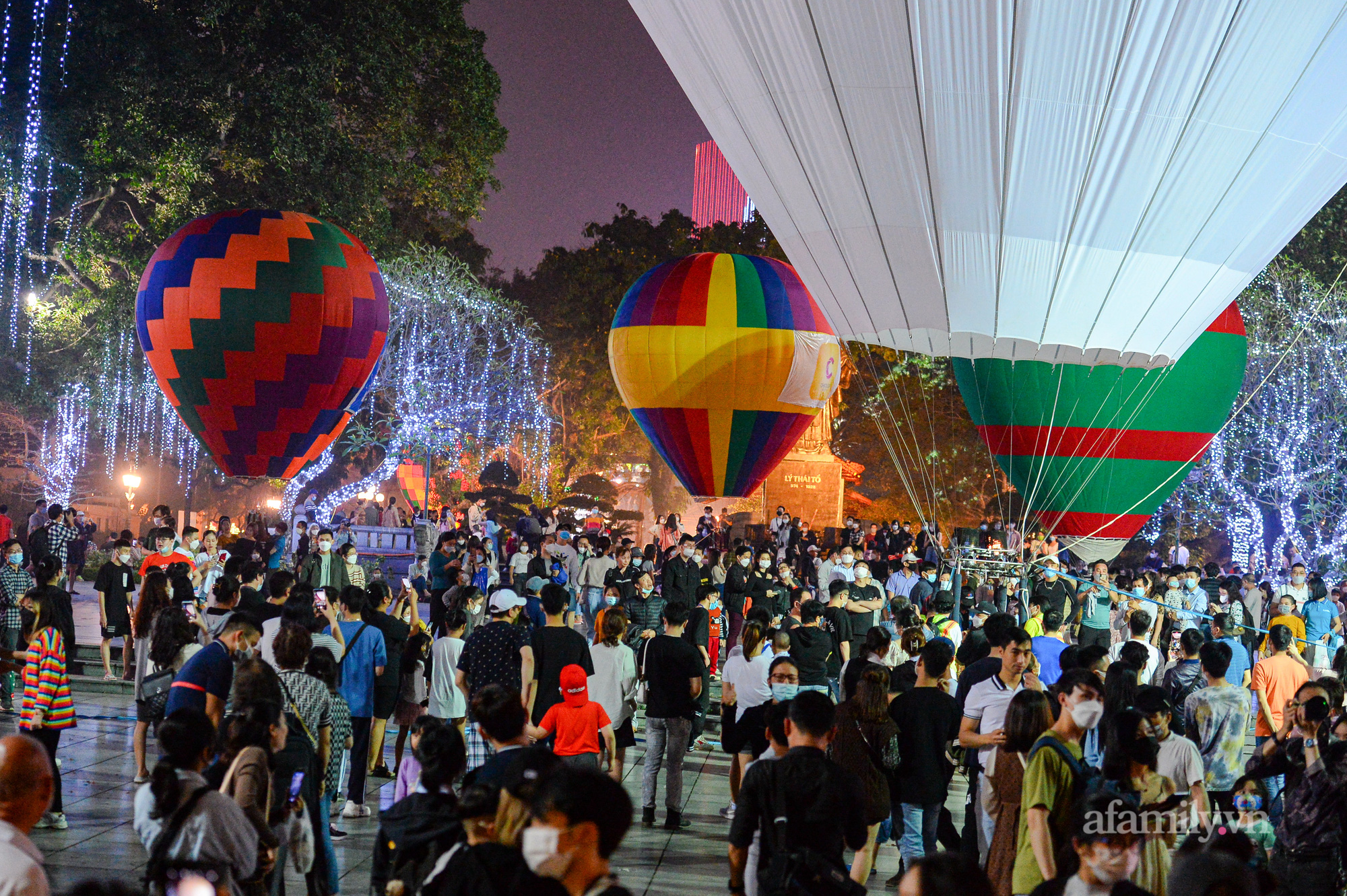 Hàng nghìn người đổ lên phố đi bộ ngày cuối tuần, nhiều người không ngờ được chiêm ngưỡng khinh khí cầu ngoài đời - Ảnh 9.