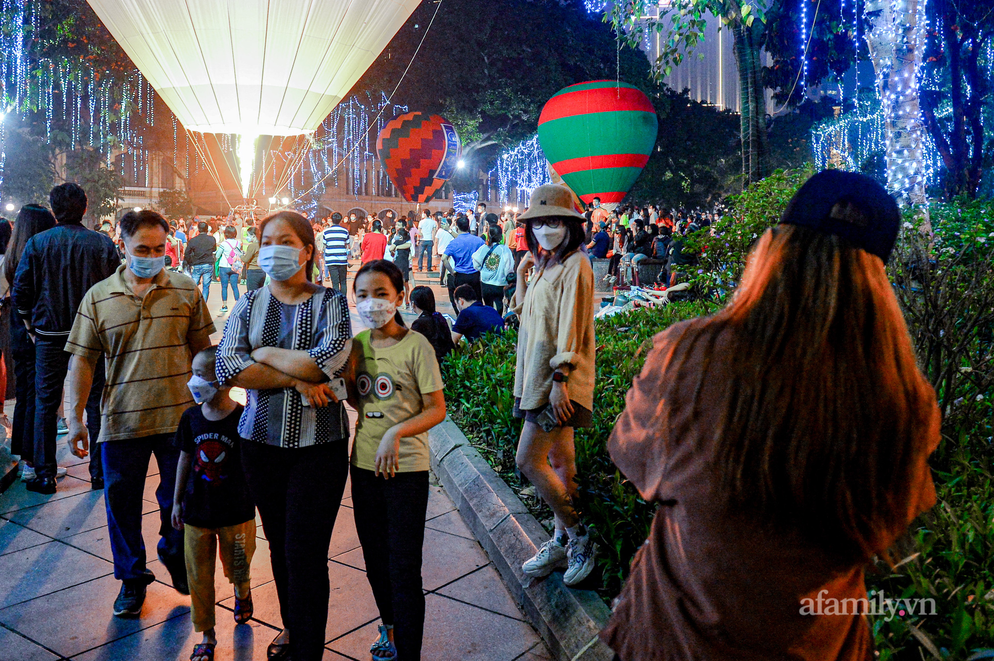 Hàng nghìn người đổ lên phố đi bộ ngày cuối tuần, nhiều người không ngờ được chiêm ngưỡng khinh khí cầu ngoài đời - Ảnh 10.