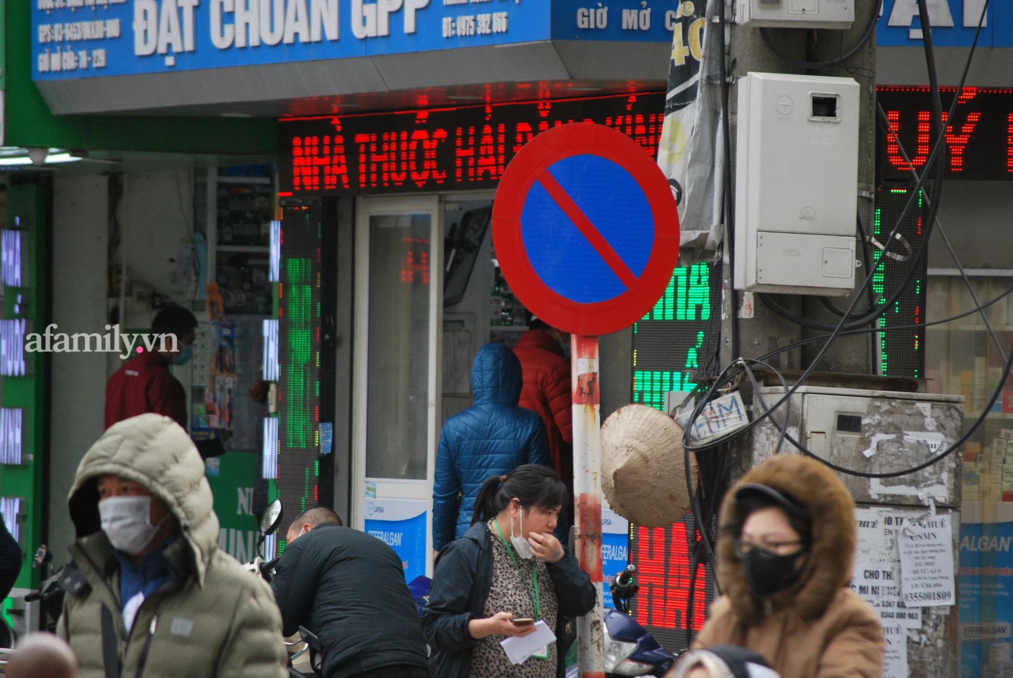 Cảnh người dân xếp hàng mua thuốc