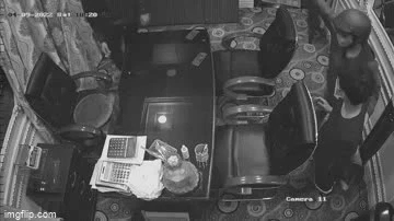 Camera hé lộ toàn cảnh diễn biến vụ 2 nữ giúp việc nội ứng cho người thân cướp 2 tỷ đồng của chủ nhà tại TP.HCM - Ảnh 2.