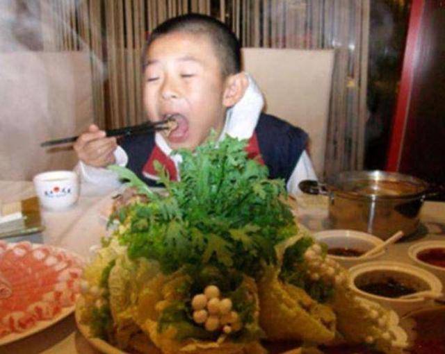 Bà mẹ đưa con trai 7 tuổi đi ăn tối cùng bạn học cũ, về nhà liền phát hiện đã bị xóa khỏi nhóm chat: Biết được NGUYÊN NHÂN mà đỏ bừng mặt - Ảnh 2.