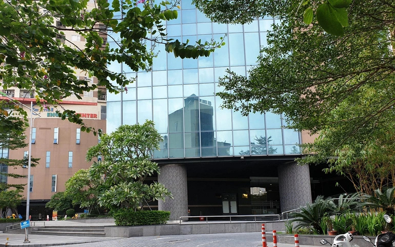 Vụ nam sinh trường chuyên nhảy lầu tự tử: Chuyện đã quá đau lòng, chia sẻ clip và lá thư chẳng khác nào hành động xát muối