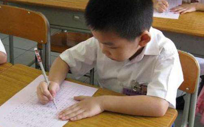 Son doing math 5x 6 = 30 was given 0 points, angry father called to ask the teacher to find out that his thinking is too bad!