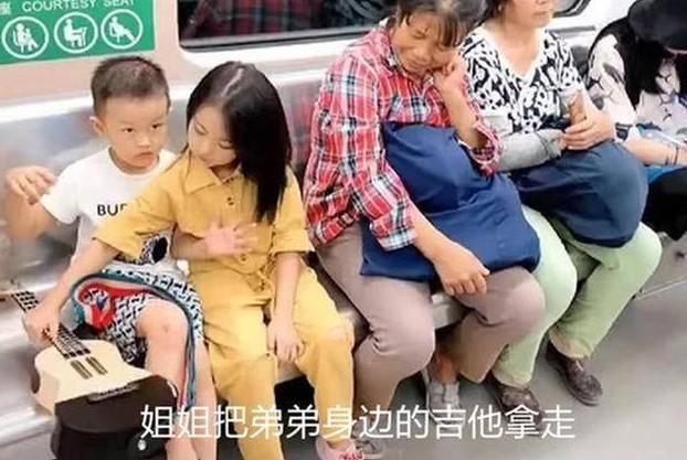 Cách ngồi của 2 em bé trên tàu điện khiến ai nấy xuýt xoa ''chắc chắn đã được giáo dục rất tốt'': 1 đứa trẻ ngoan thường có 3 biểu hiện này - Ảnh 2.