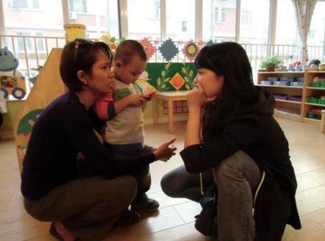 Con trai 5 tuổi làm đứt DÂY CHUYỀN VÀNG của cô giáo, cách xử lý của người mẹ cực hay: Một mũi tên trúng 2 đích, ai cũng NỂ PHỤC - Ảnh 1.