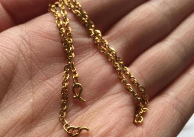 Con trai 5 tuổi làm đứt DÂY CHUYỀN VÀNG của cô giáo, cách xử lý của người mẹ cực hay: Một mũi tên trúng 2 đích, ai cũng NỂ PHỤC - Ảnh 2.