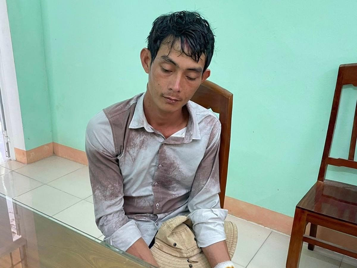 Chồng chặn đường đâm chết vợ rồi bỏ trốn lên núi - Ảnh 1.