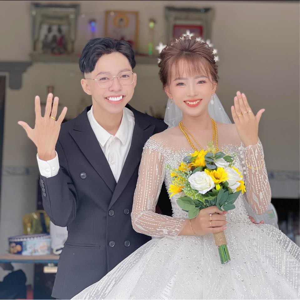 Đăng ảnh lên xe hoa, một nhân vật nổi tiếng khiến dân mạng choáng váng, hàng loạt người bày tỏ sự