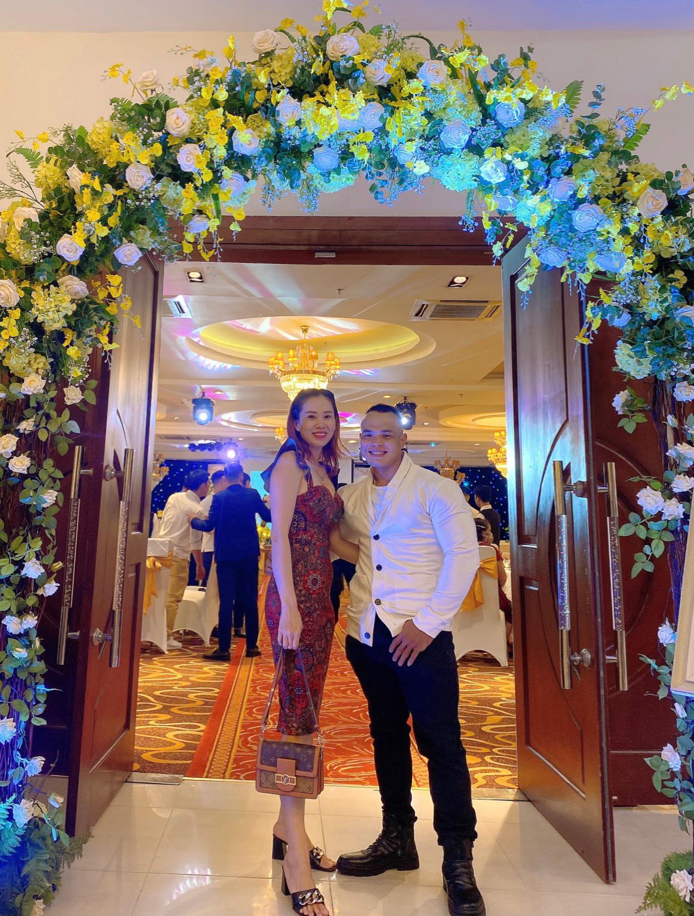 Ông xã đạt 2 HCV SEA Games, vợ đứng cạnh khóc thút thít: Khi gia đình gặp lần đầu, ai cũng lo vì anh