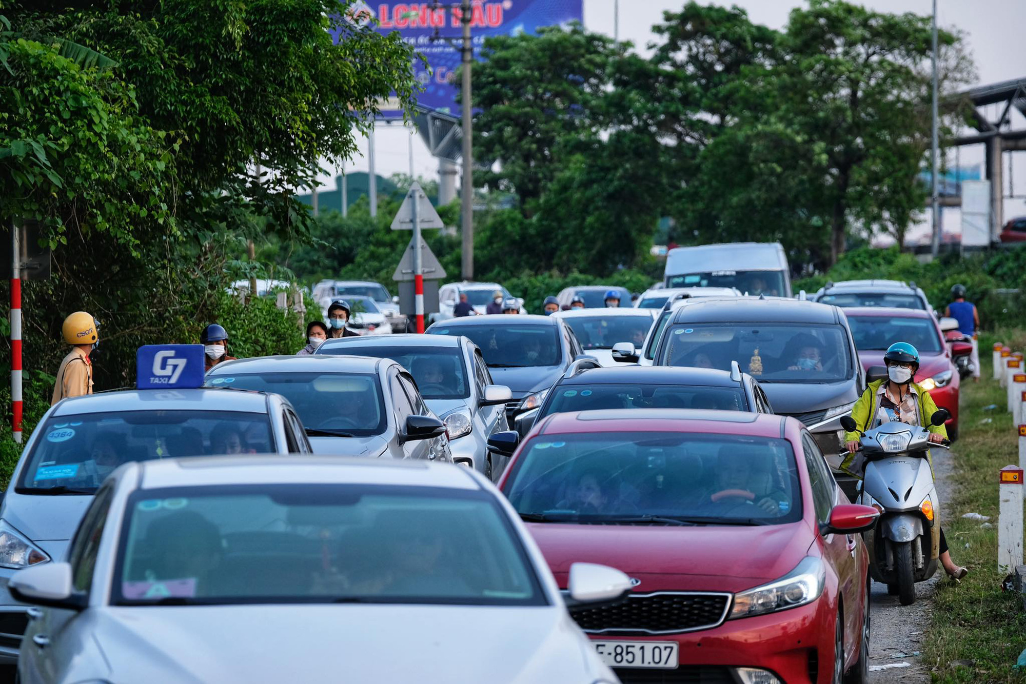 Người dân ùn ùn quay trở lại Hà Nội dù chưa kết thúc kỳ nghỉ lễ vì nỗi sợ tắc đường, giao thông khu vực cửa ngõ ùn ứ - Ảnh 11.