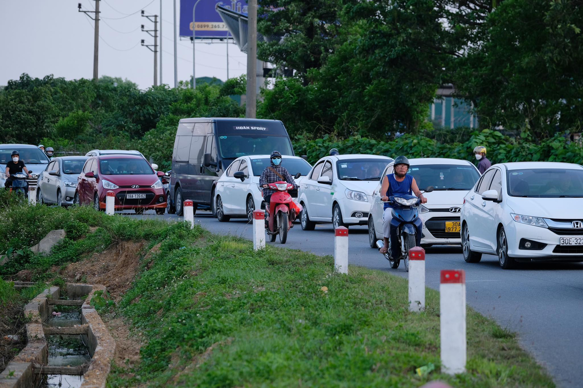 Người dân ùn ùn quay trở lại Hà Nội dù chưa kết thúc kỳ nghỉ lễ vì nỗi sợ tắc đường, giao thông khu vực cửa ngõ ùn ứ - Ảnh 10.