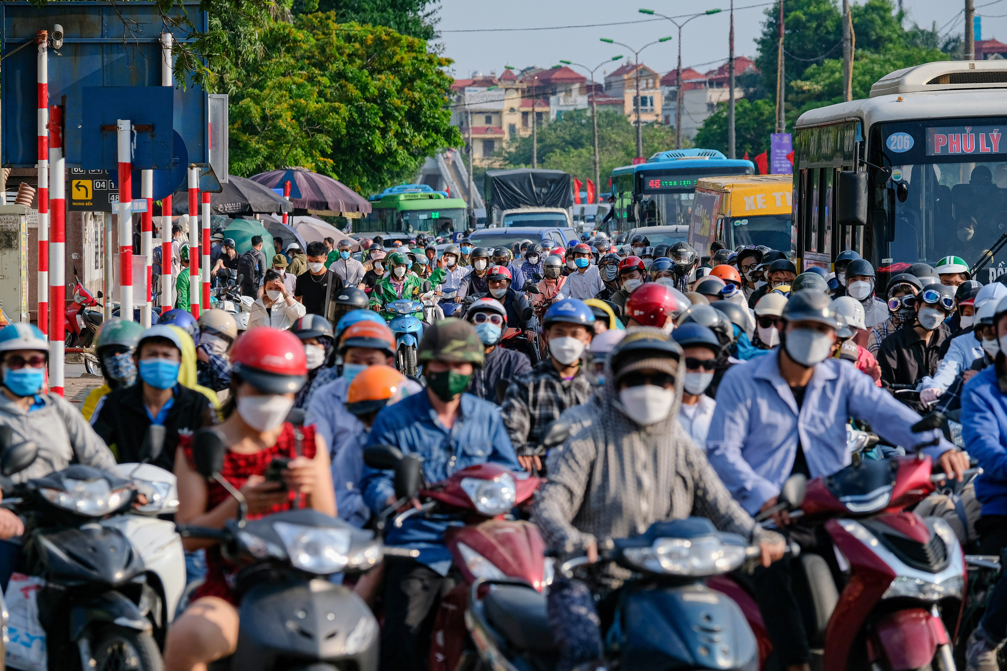 Chưa kết thúc nghỉ lễ, người dân đã lo trở lại Hà Nội vì nỗi lo tắc đường - Ảnh 1.