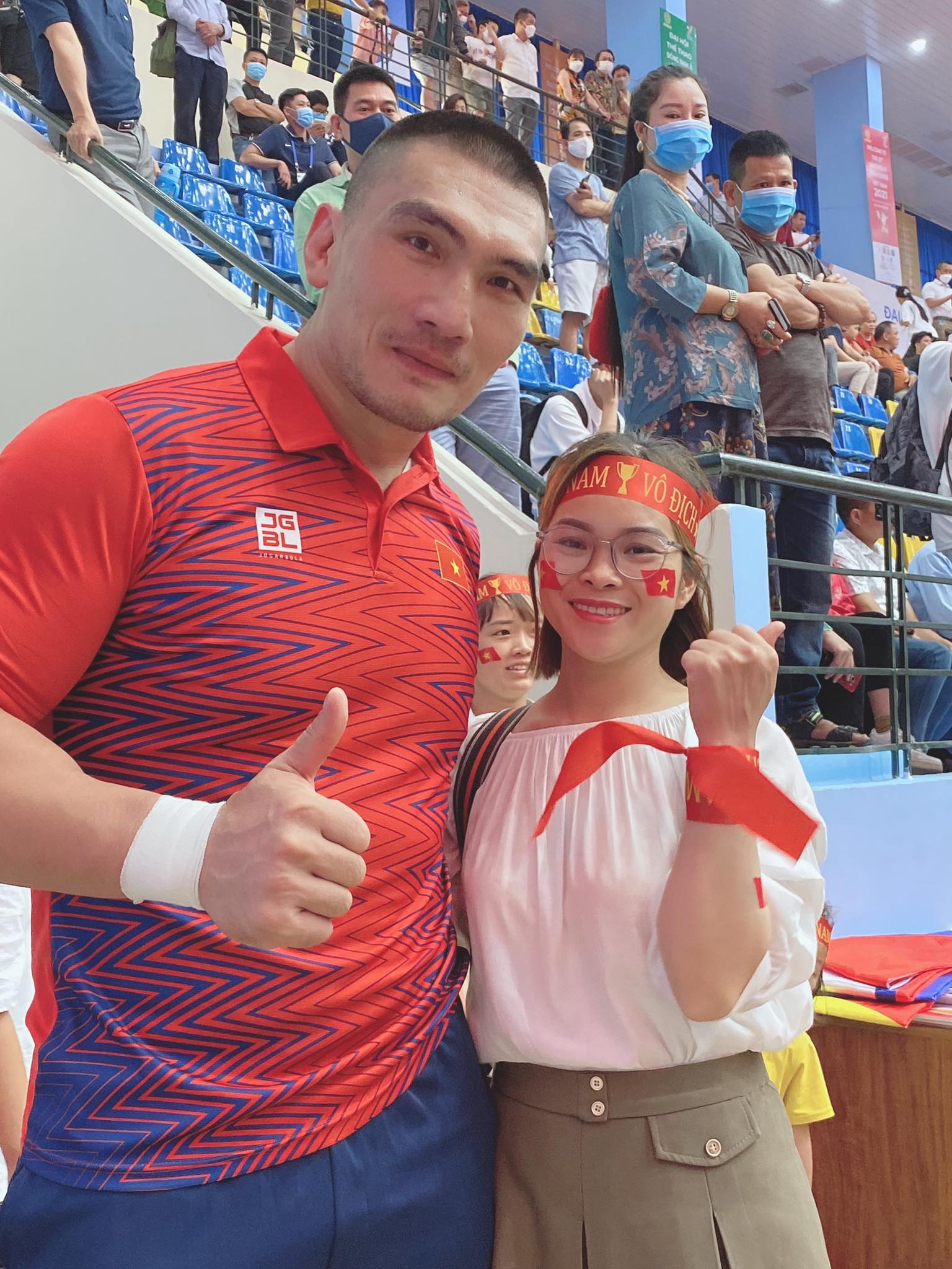 "Gã khổng lồ" cao 1m92 nặng 125kg và cô vợ thua 77kg: Hôm trước đoạt Vàng SEA Games, hôm sau về gấp để cưới vợ! - Ảnh 2.