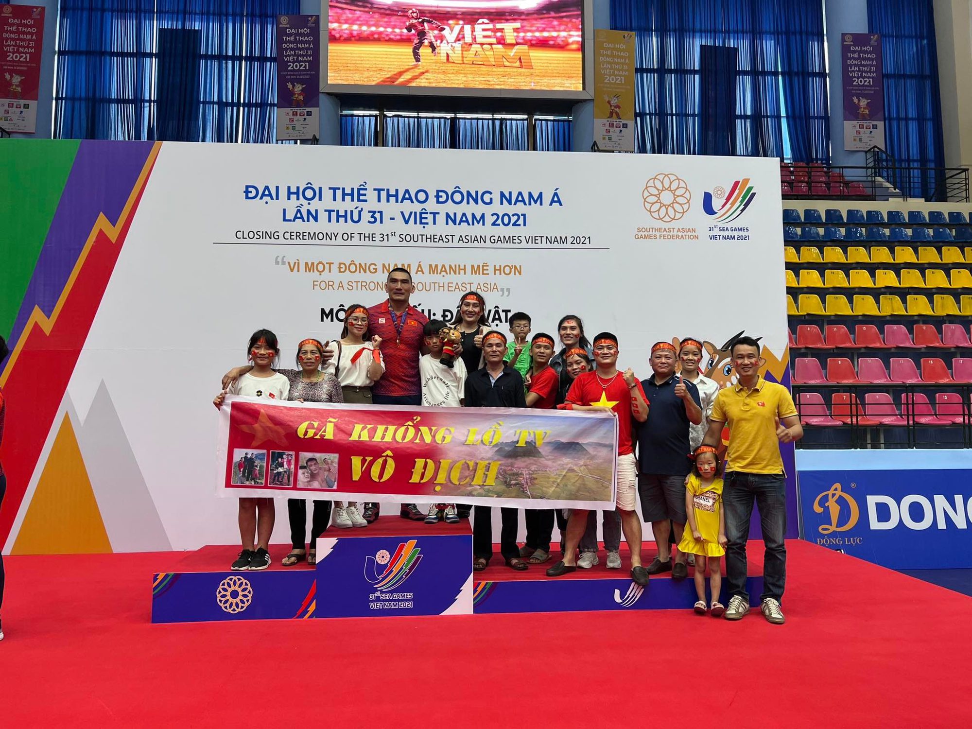 "Gã khổng lồ" cao 1m92 nặng 125kg và cô vợ thua 77kg: Hôm trước đoạt Vàng SEA Games, hôm sau về gấp để cưới vợ! - Ảnh 6.