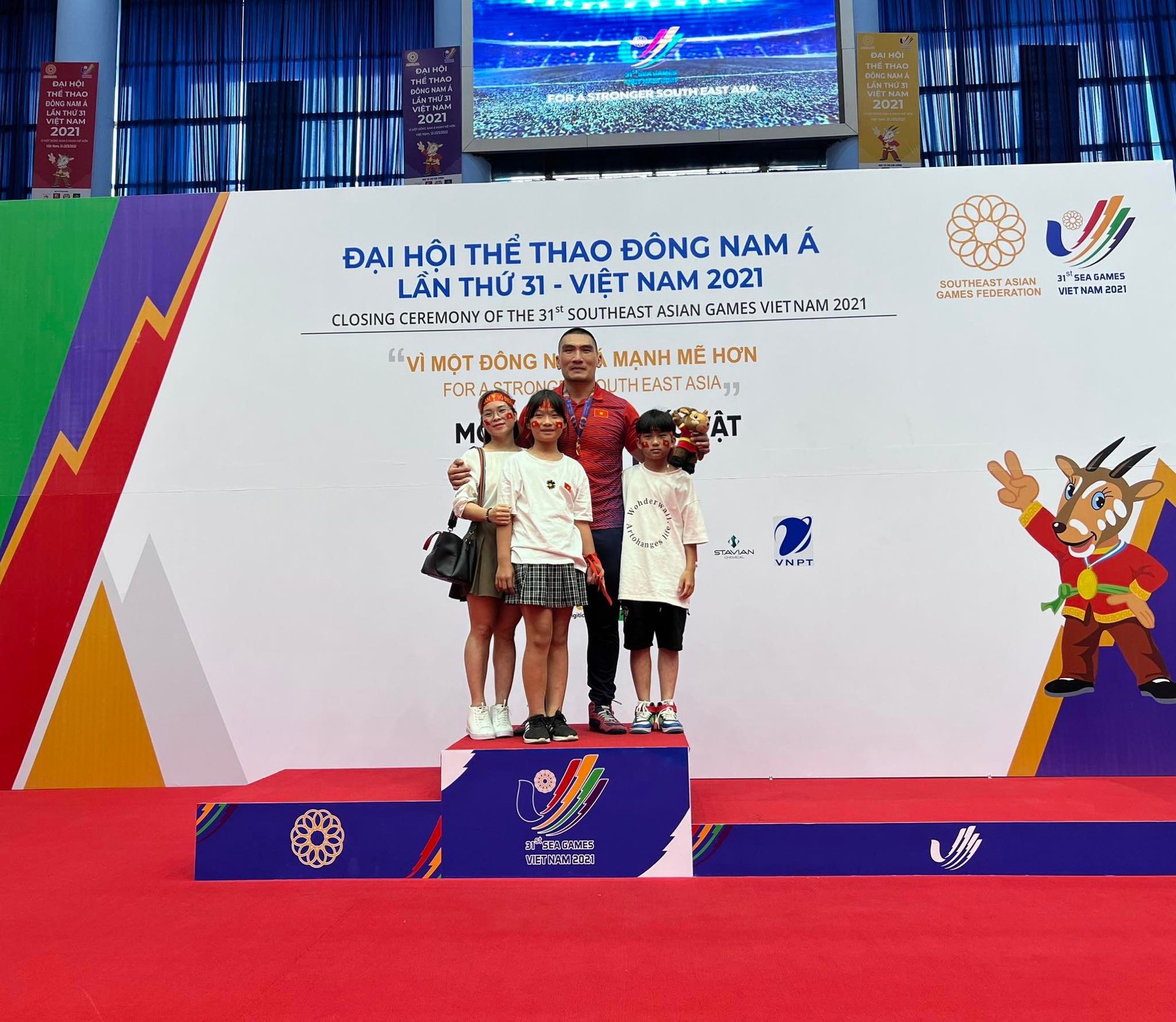 "Gã khổng lồ" cao 1m92 nặng 125kg và cô vợ thua 77kg: Hôm trước đoạt Vàng SEA Games, hôm sau về gấp để cưới vợ! - Ảnh 7.