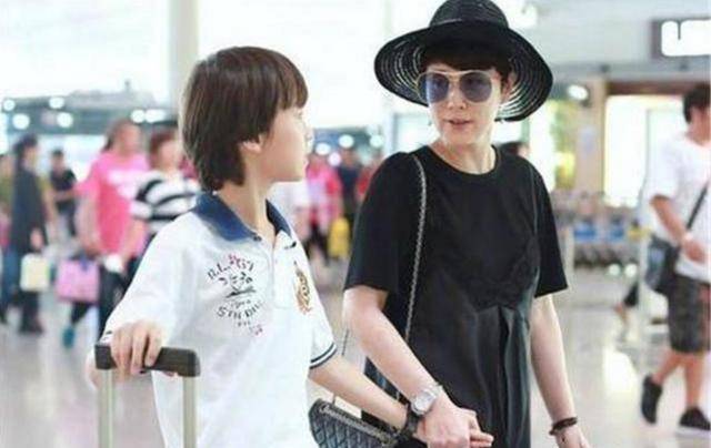 Đang ngồi trong phòng thì điều hòa bị hỏng, nữ diễn viên bảo con trai ra ngoài chơi một lúc, phản ứng của cậu bé được khen hết lời - Ảnh 3.