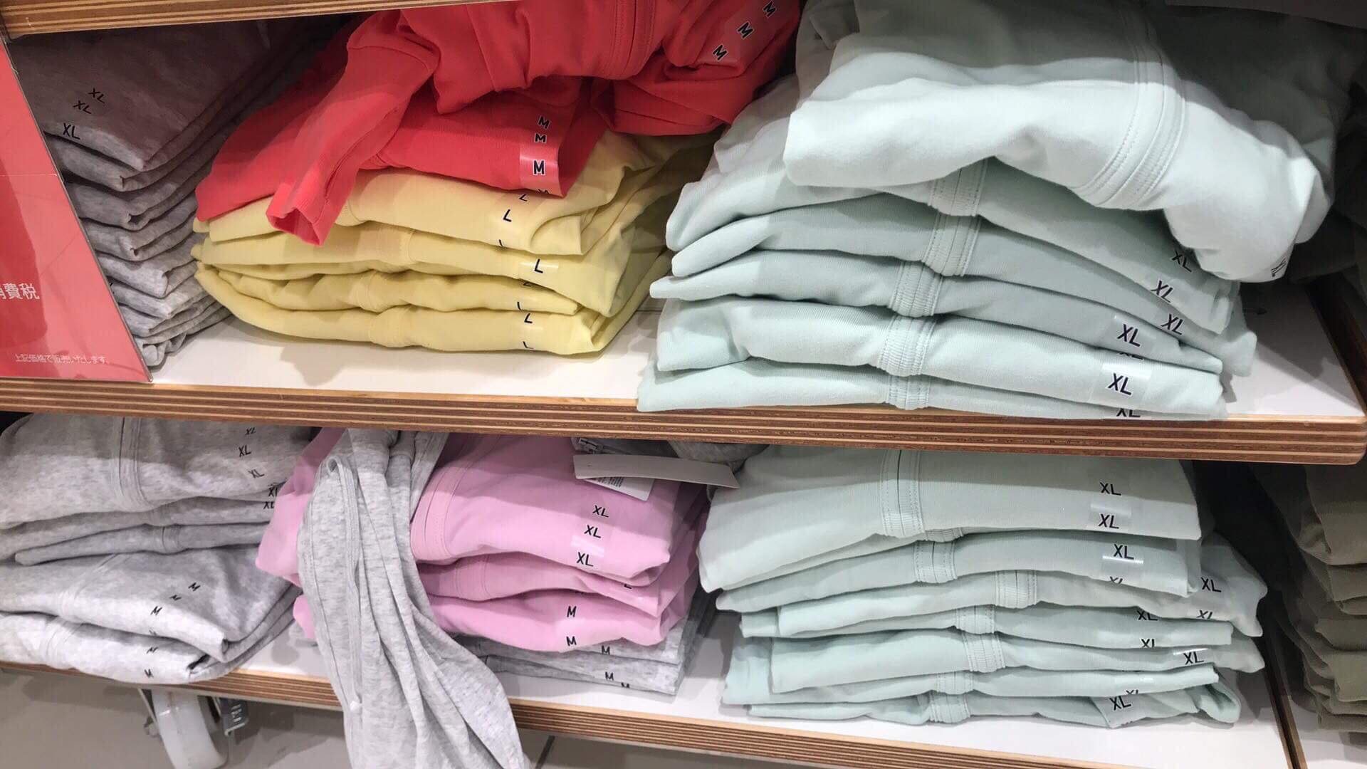 Thời tiết oi bức, tiểu thương Hà Nội bán đồ chống nắng