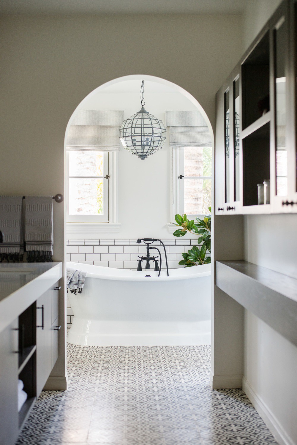 Cận cảnh 3 thiết kế phòng tắm được hồi sinh theo phong cách Tây Ban Nha thập niên 1930 nhờ các vật liệu công nghiệp - Ảnh 6.