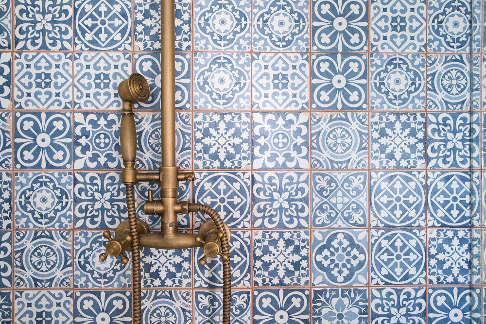 Cận cảnh 3 thiết kế phòng tắm được hồi sinh theo phong cách Tây Ban Nha thập niên 1930 nhờ các vật liệu công nghiệp - Ảnh 9.