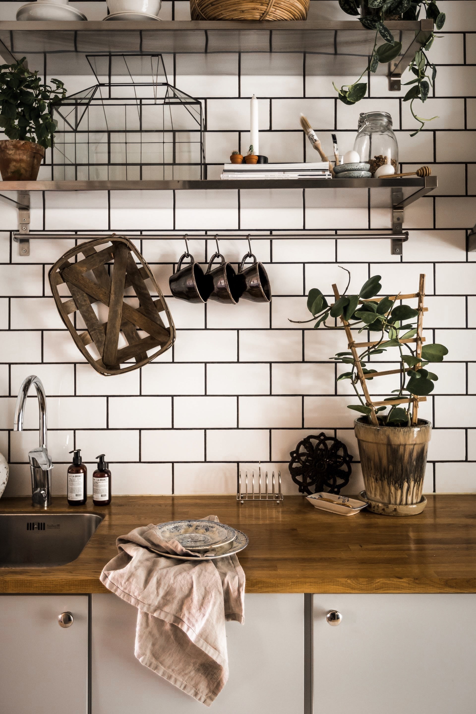 Bài trí nội thất tưởng đơn giản, ít ỏi, căn hộ nhỏ 44m2 ở Nga vẫn hiện lên vô cùng lộng lẫy - Ảnh 20.