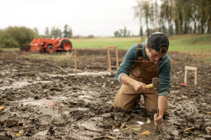 Ngôi nhà trông giống ốc đảo nhỏ xanh tươi trong lành của cặp vợ chồng dành 1 năm xây dựng - Ảnh 14.