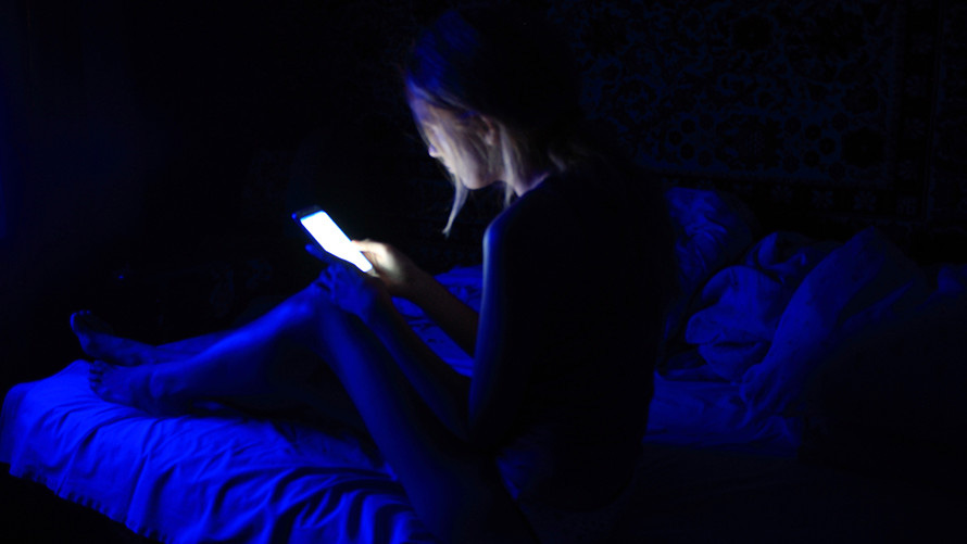 Cô gái trẻ bị xuất huyết võng mạc, mù 1 bên mắt vì thói quen sử dụng điện thoại tai hại mà nhiều người vẫn coi thường - Ảnh 1.