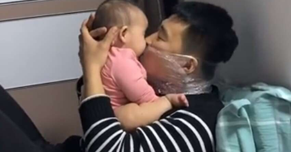 Đang âu yếm con gái mà trên mặt ông bố lại quấn mấy lớp nilon, biết nguyên do ai cũng khen hết lời