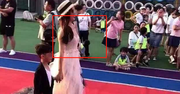 Đi họp phụ huynh cho con trai, cô giáo nói một câu khiến người mẹ trẻ ngượng chín mặt