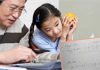 Người mẹ "khoe" vở ông bà nội dạy con học chữ trước lớp 1, hội phụ huynh chia làm hai ngả