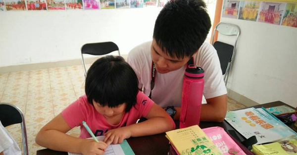 Bài toán 11 - 4 = 7 bị giáo viên chấm sai khiến ông bố cử nhân bó tay, dân tình xem xong cũng hoang mang không kém