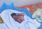 Bé sơ sinh bị bỏ rơi trong khu vực cách ly, thoát cơn nguy kịch nhờ cấp cứu kịp thời