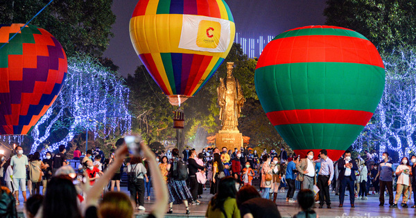 Thousands of people flocked to Hoan Kiem Lake walking street on the weekend, children “eyes wide open” when seeing hot air balloons in real life for the first time!