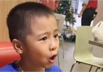 Bé trai cấm mẹ rửa bát, lau nhà: 'Mẹ chỉ cần ngồi im và lướt điện thoại thôi'