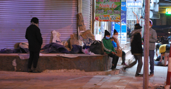 Parts of life on the sidewalks of Hanoi and the path of charity gifts: ”Homeless or not, we will know until 2 am”