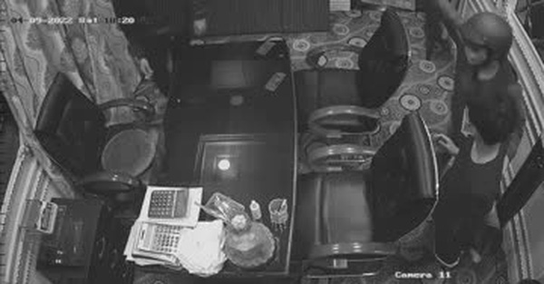 Camera hé lộ toàn cảnh diễn biến vụ 2 nữ giúp việc nội ứng cho người thân cướp 2 tỷ đồng của chủ nhà tại TP.HCM