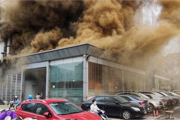 Hà Nội: Cháy nhà hàng dưới hầm nhà cao tầng ở Hoàng Ngân, 'khói nâu' bốc cao hàng chục mét, người dân hoảng hốt bỏ chạy