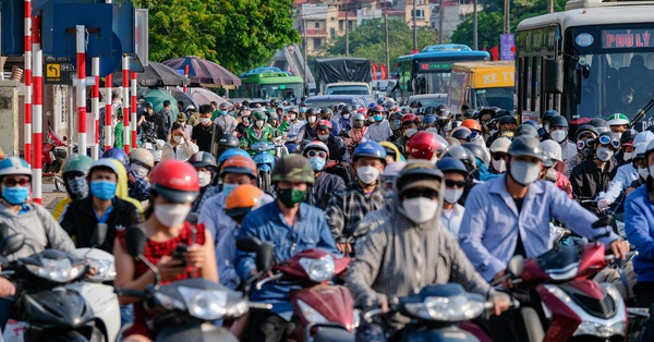 People rush back to Hanoi even though the holiday has not ended because of the fear of traffic jams and congestion in the gateway area.