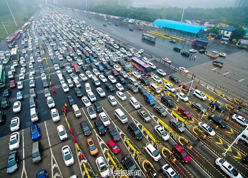 Dân đổ xô nghỉ lễ, cầu dây văng thuộc hàng dài nhất thế giới ùn tắc kinh hoàng - ảnh 3