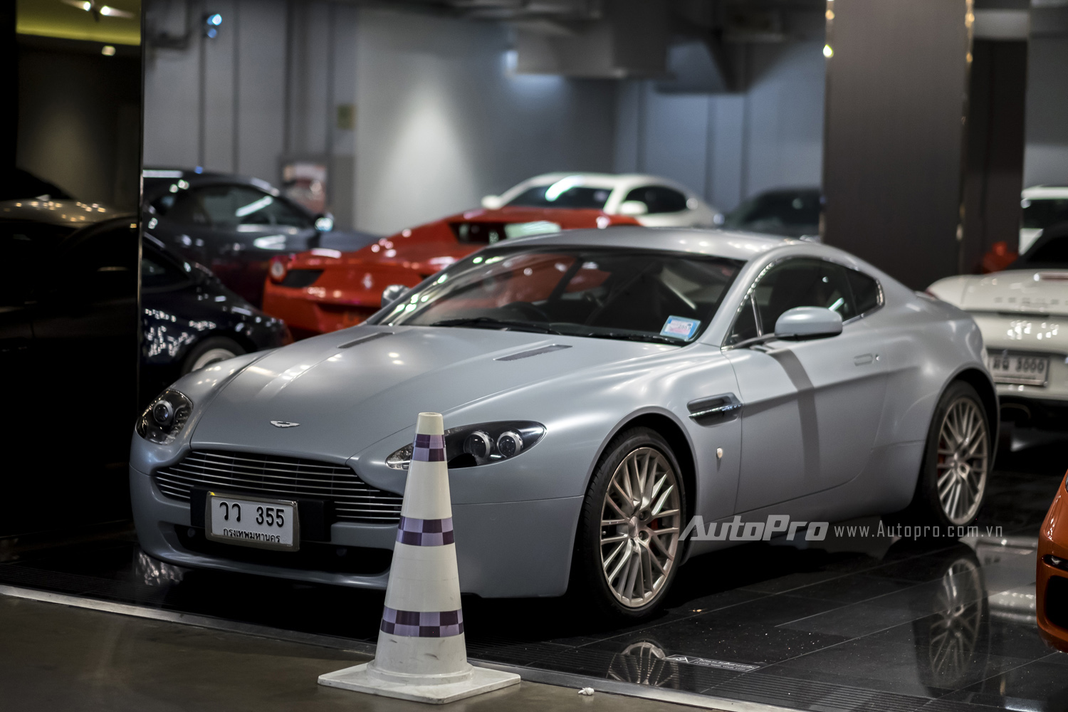 Aston Martin Vantage với màu sơn độc đáo tại hầm gửi xe.