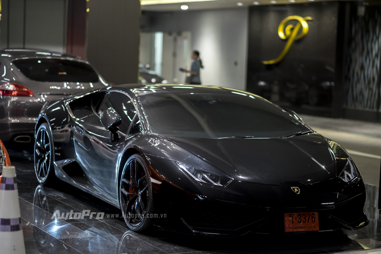 Hoặc cả một chiếc Lamborghini Huracan đang rất hấp dẫn khách hàng Việt.