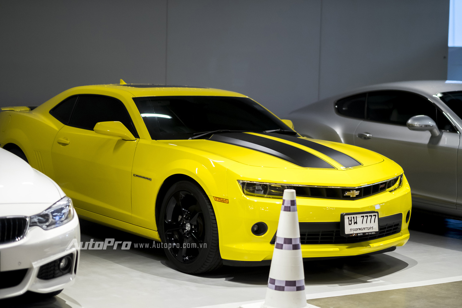 Chiếc xe biểu tượng của series phim Transformer là Chevrolet Camaro cũng không thế vắng mặt tại hầm gửi xe này. Đặc biệt chiếc xe này còn sở hữu biển số tứ quý 7.