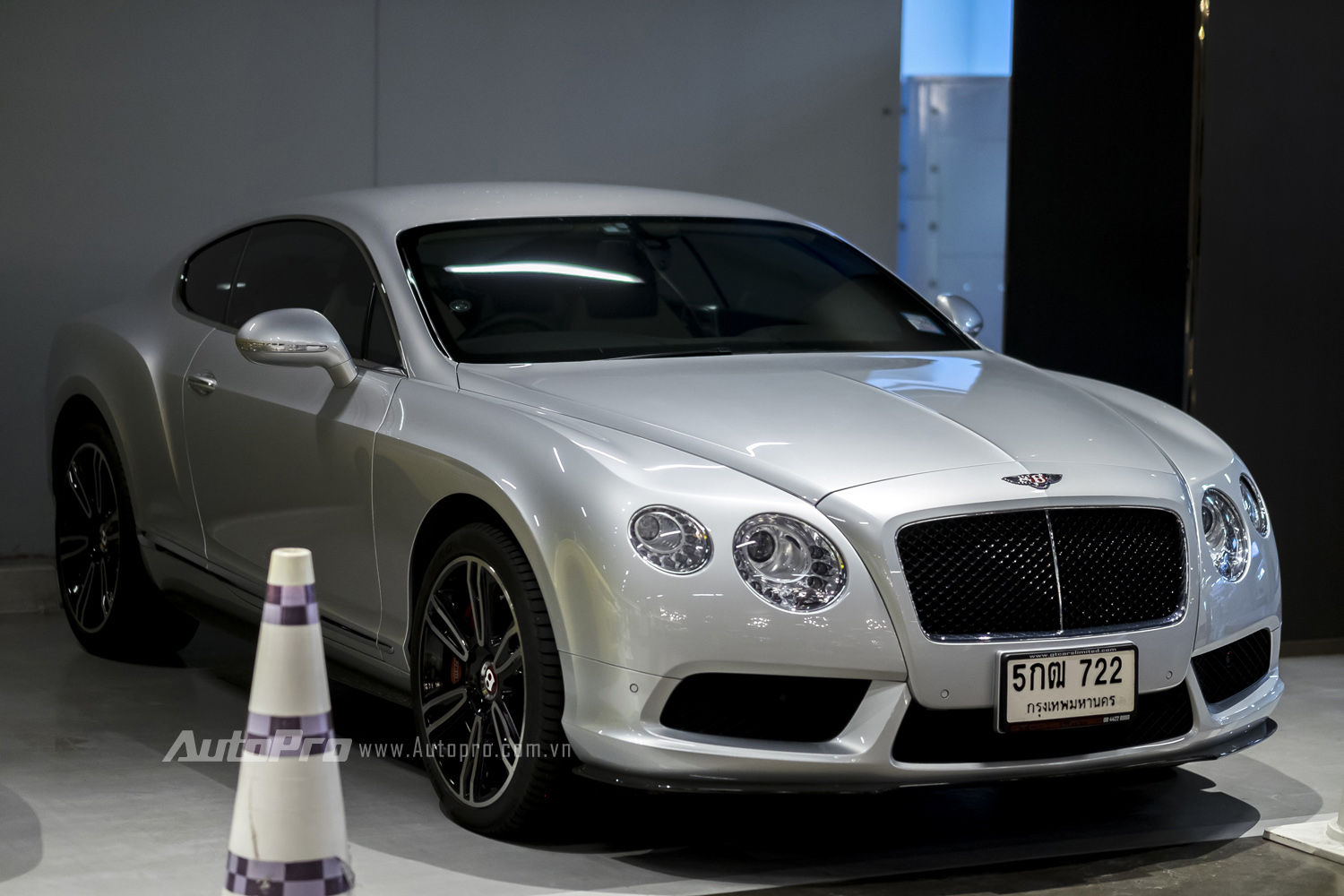 Các đại gia Thái Lan dường như chuộng những mẫu xe thể thao của Bentley nên trong hầm gửi xe này có ít nhất ba chiếc Bentley GT V8.