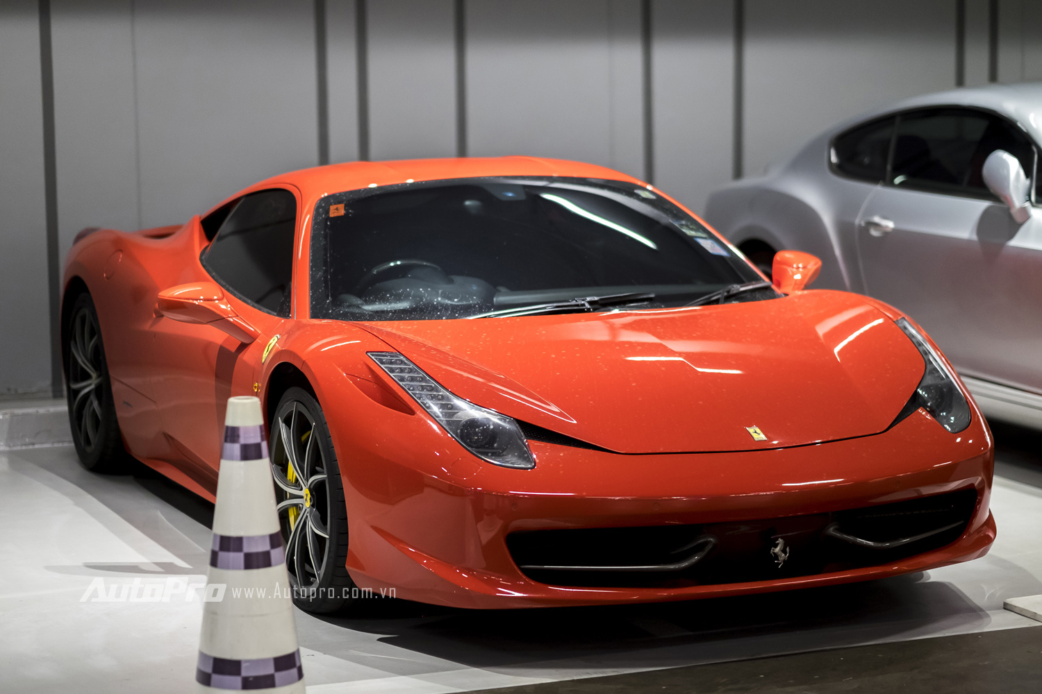 Ferrari 458 Italia với mầu đỏ nóng bỏng đỗ cạnh một chiếc Bentley GT V8.