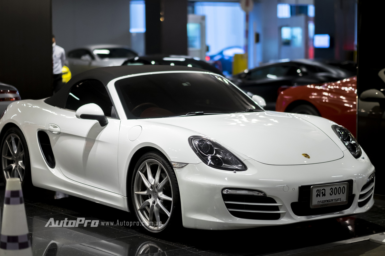 Tại Bangkok, các đại gia có vẻ ưa chuộng những mẫu xe của Porsche khi liên tục xuất hiện những chiếc Porsche Boxter, Porsche Cayman và cả Porsche Panamera.