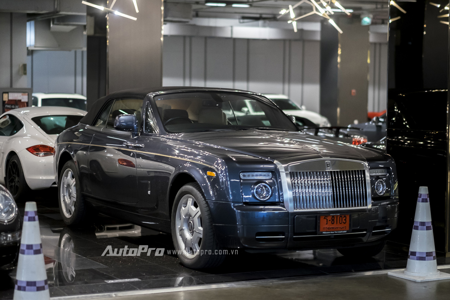 Một chiếc xe siêu sang Rolls-Royce Phantom Drophead Coupe đồ sộ bên trong hầm gửi xe. Chiếc xe này sở hữu động cơ V12, dung tích 6.75 lít, sản sinh công suất cực đại 453 mã lực.