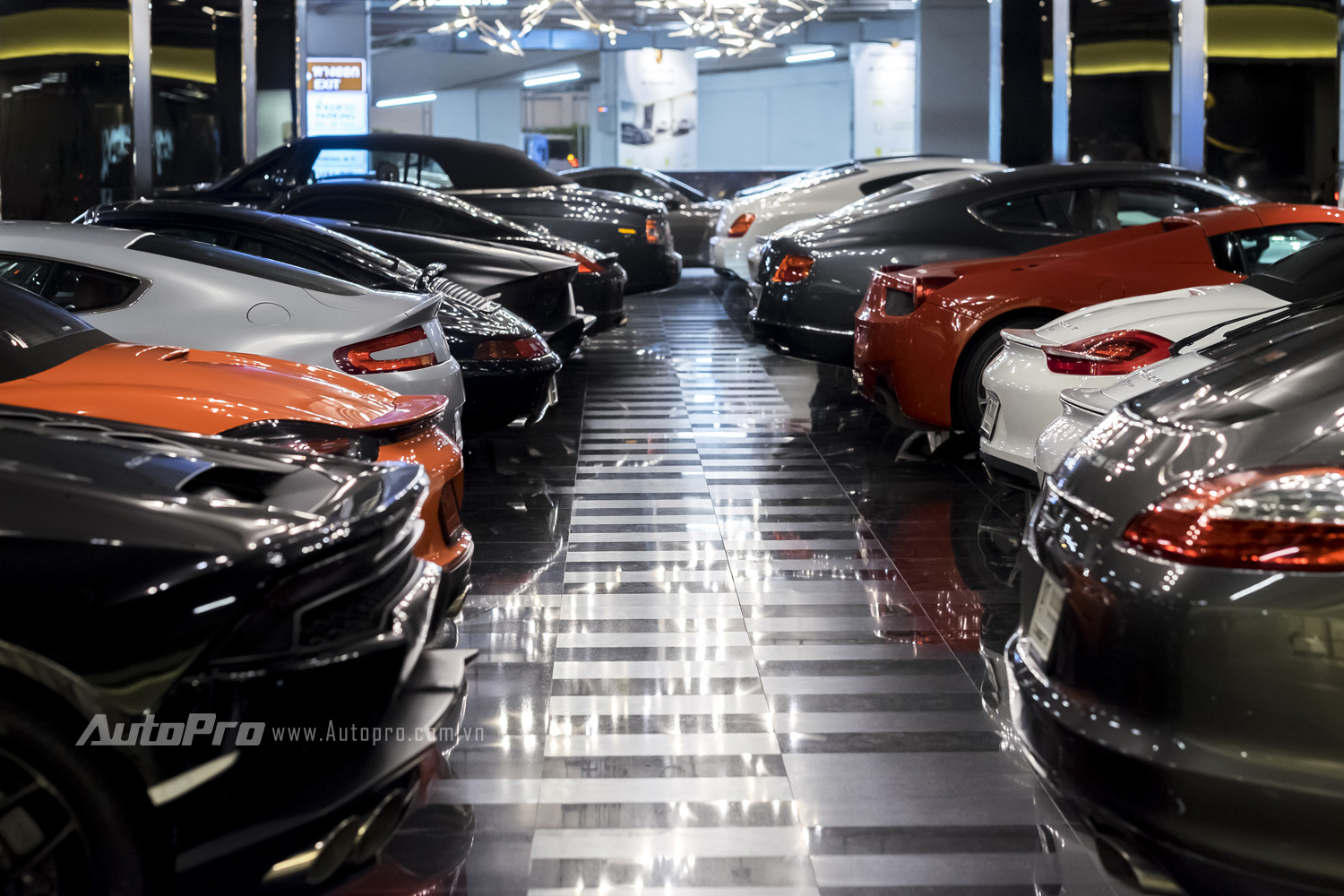 Nếu vô tình lạc vào bãi gửi xe với dàn xe khủng như vậy tại Bangkok có thể khiến nhiều người phải phát hờn lên với các đại gia tại Thái Lan bởi giá xe tại đất nước này chỉ bằng 1/2 giá xe tại Việt Nam.