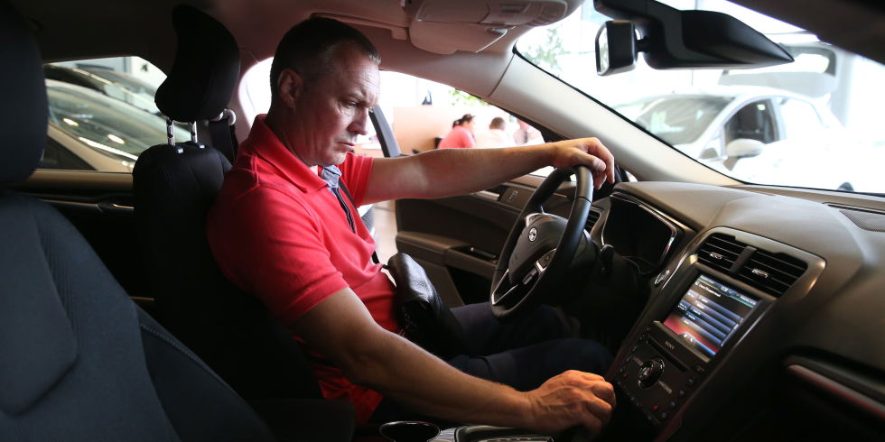 Lời khuyên của chuyên gia là hãy sử dụng chế độ lấy gió ngoài của hệ thống điều hoà để loại bỏ phần lớn các loại hoá chất độc hại bên trong xe khi mới mua.