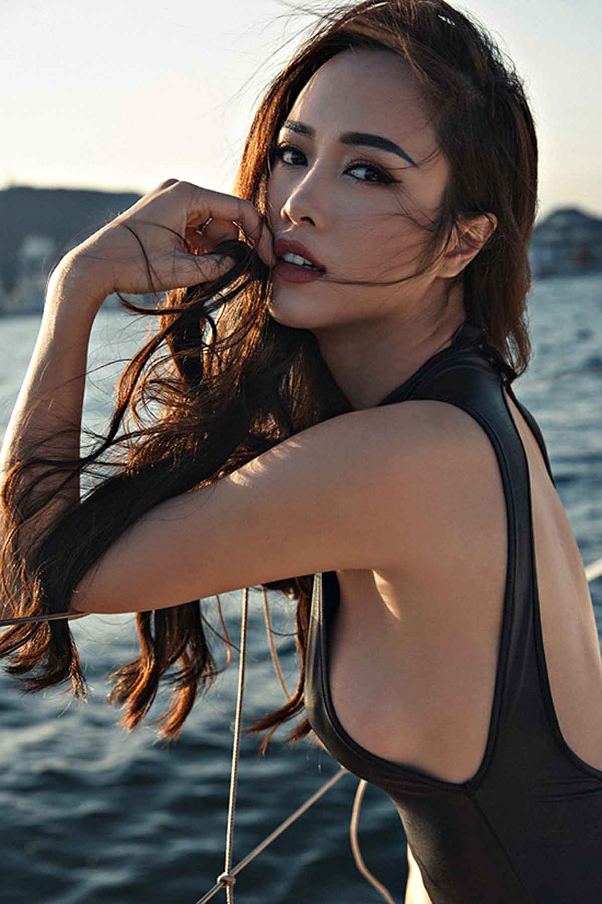 Diễn viên Vũ Ngọc Anh khoe đường cong bên du thuyền - ảnh 4